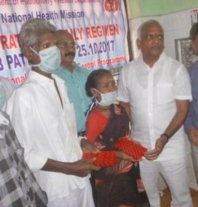 Health minister starts daily TB treatment in India